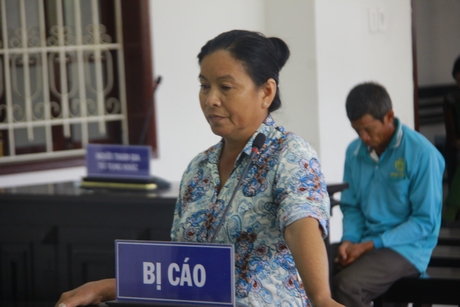 Bị cáo Nguyễn Tố Hương nghe HĐXX tuyên án.
