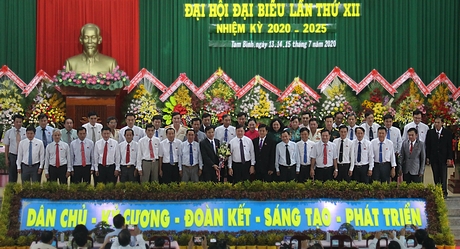 Đồng chí Trần Văn Rón- Ủy viên BCH Trung ương Đảng, Bí thư Tỉnh ủy tặng hoa và chụp ảnh lưu niệm cùng cấp ủy khóa mới.