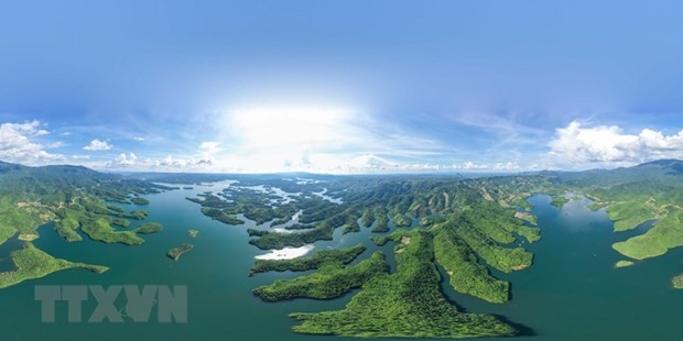 Hồ Tà Đùng - thắng cảnh được ví là Vịnh Hạ Long trên Cao nguyên. (Nguồn: TTXVN)