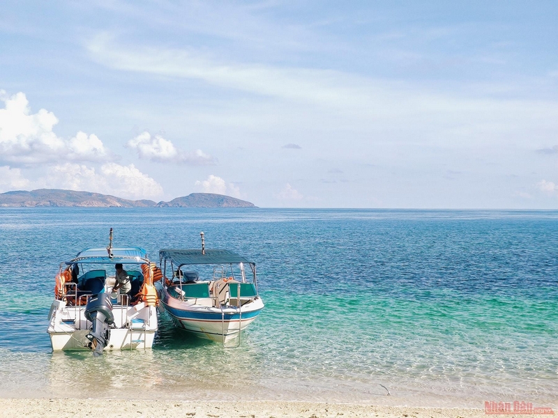  Côn Đảo nổi tiếng với những bãi biển dài, cát trắng và làn nước trong vắt như pha lê tuyệt đẹp.