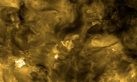 Hình ảnh độ phân giải cao tia cực tím của mặt trời, cho phép các nhà khoa học nghiên cứu bầu khí quyển 