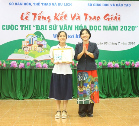 Phó Giám đốc Sở GD- ĐT Nguyễn Thị Ngọc Bích trao giải nhất câu chuyện sáng tác khuyến đọc cho Võ Trần Ngọc Minh.
