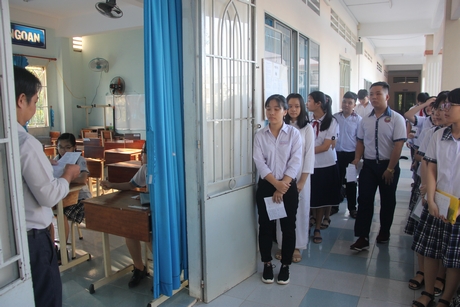 Các thí sinh dự thi vào trường THPT Chuyên Nguyễn Bỉnh Khiêm.
