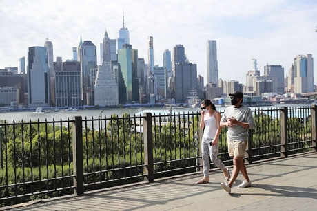  Người dân đi dạo bên trong một công viên ở New York, Mỹ ngày 16/7/2020. Ảnh: THX/TTXVN