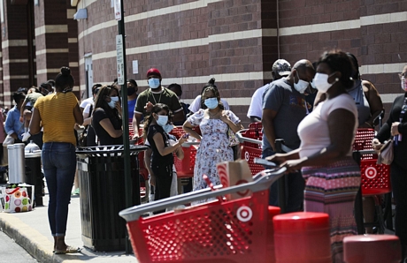 Người dân xếp hàng chờ mua sắm tại một cửa hàng bách hóa ở New York, Mỹ ngày 16/7/2020. Ảnh: THX/TTXVN