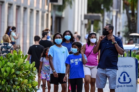 Người dân đeo khẩu trang phòng dịch COVID-19 tại Miami, bang Florida, Mỹ ngày 29/6/2020. Ảnh: AFP/TTXVN