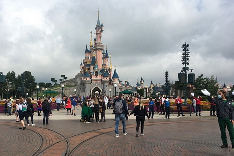 Du khách đeo khẩu trang khi tới thăm công viên Disneyland ở thủ đô Paris ngày 15/7/2020. Ảnh: AFP/TTXVN