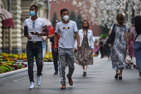 Người dân đeo khẩu trang phòng lây nhiễm COVID-19 tại Moskva, Nga ngày 13/7/2020. Ảnh: THX/TTXVN