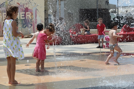 Trẻ em chơi đùa bên vòi phun nước tại Tel Aviv, Israel, ngày 23/5/2020. Ảnh: THX/ TTXVN