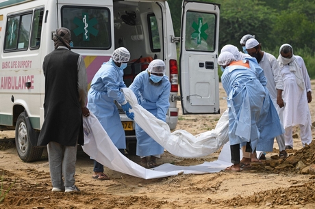 Chuyển thi thể bệnh nhân mắc COVID-19 ra nghĩa trang ở New Delhi, Ấn Độ ngày 6/7/2020. Ảnh: AFP/TTXVN