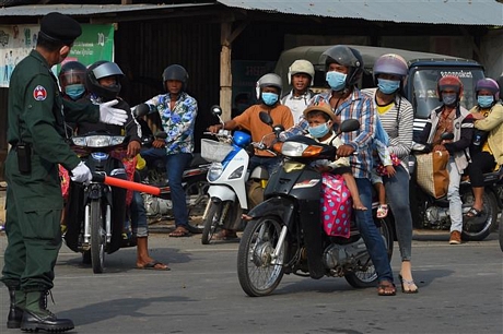 Người dân đeo khẩu trang phòng dịch tại Campuchia. Ảnh: AFP