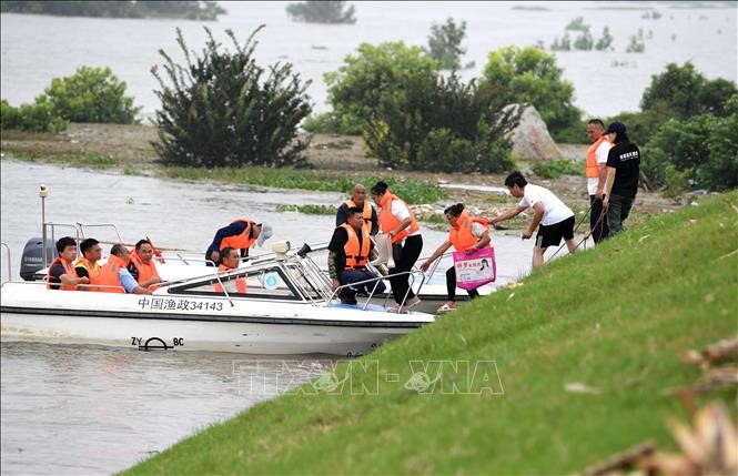Lực lượng cứu hộ sơ tán người dân khỏi vùng ngập lụt ở tỉnh An Huy, Trung Quốc, ngày 15/7/2020. Ảnh: THX/TTXVN