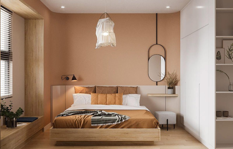 Đồ đạc trong phòng ngủ được bố trí vừa đủ, đơn giản nhưng đồng bộ từ giường ngủ cho đến tủ kệ bằng gỗ.