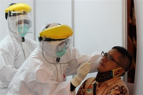 Nhân viên y tế lấy mẫu xét nghiệm COVID-19 tại Surakarta, Indonesia, ngày 18/7/2020. Ảnh: THX/TTXVN