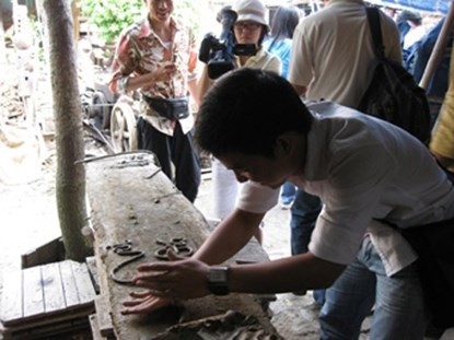Rất nhiều sinh viên tới thăm xưởng gốm của anh Quang