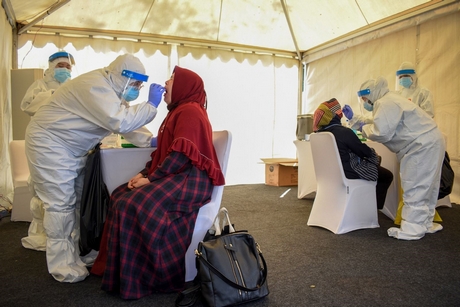 Nhân viên y tế lấy mẫu xét nghiệm COVID-19 tại Bandung, Indonesia, ngày 11/7/2020. Ảnh: AFP/TTXVN