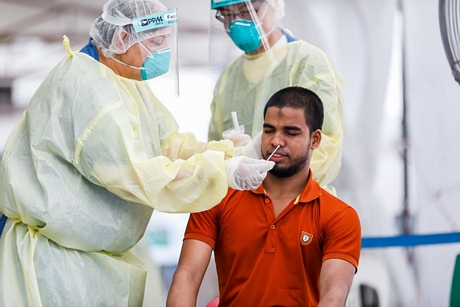   Nhân viên y tế lấy mẫu xét nghiệm COVID-19 tại Singapore. Ảnh: AFP/TTXVN