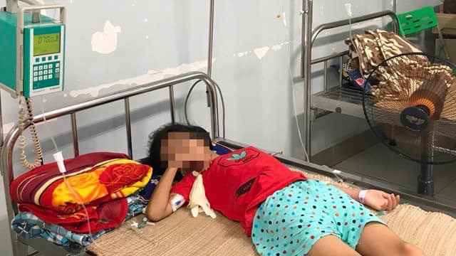 Bé gái 11 tuổi nguy kịch do uống nhầm dung dịch axit sulfuric, đang được điều trị tại Bệnh viện Nhi Trung ương.