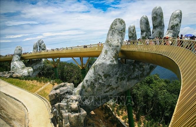Cầu Vàng - công trình nằm tại vườn Thiên Thai, thuộc khu du lịch Bà Nà Hills, Đà Nẵng. Ảnh: Trọng Đạt/TTXVN