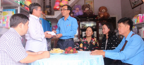 Liên đoàn lao động tỉnh đến thăm và tặng quà cho thầy Phan Thành Phương.
