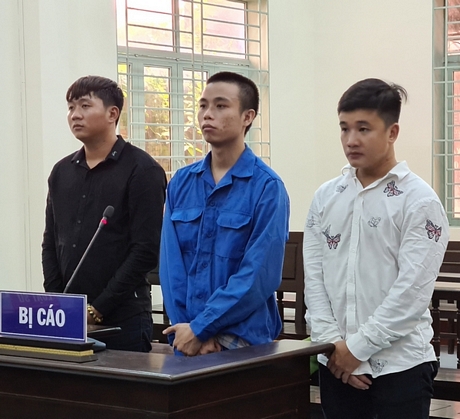 Bị cáo Nam, Tích, Quang (từ trái sang) tại phiên tòa sơ thẩm.