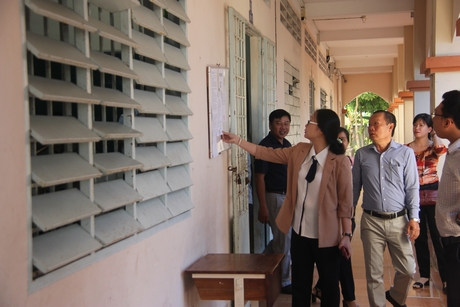 Phó Chủ tịch UBND tỉnh- Nguyễn Thị Quyên Thanh cùng đoàn kiểm tra cơ sở vật chất tại trường THPT Chuyên Nguyễn Bỉnh Khiêm.