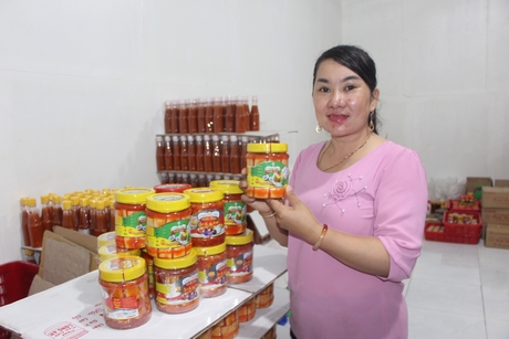 Chị Linh luôn chú trọng chất lượng, an toàn vệ sinh thực phẩm trong từng sản phẩm.