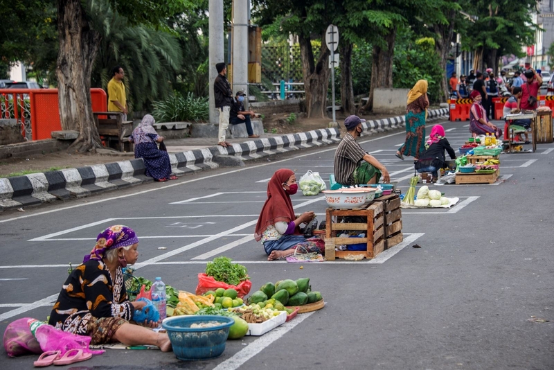 Một khu chợ ven đường ở Surabaya, Indonesia ngày 2/6/2020. Ảnh: AFP/TTXVN
