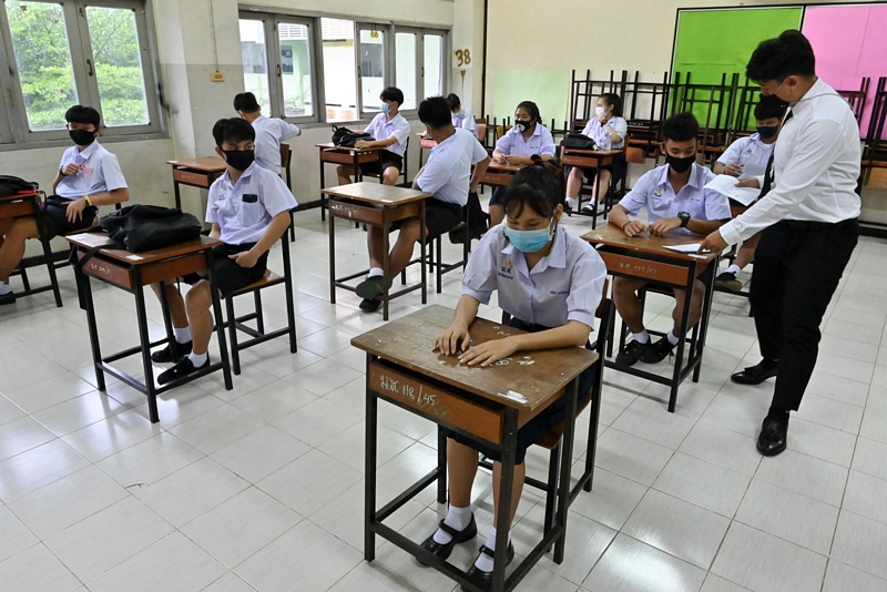 Học sinh và giáo viên đeo khẩu trang phòng lây nhiễm COVID-19 tại một trường học ở Bangkok, Thái Lan, ngày 1/7/2020. Ảnh: AFP/TTXVN