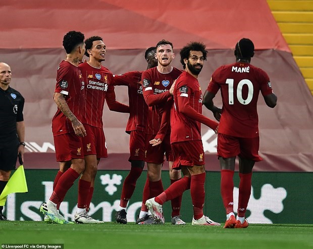 Liverpool thắng lớn trong ngày nâng cúp.