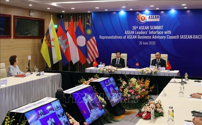 Phiên đối thoại của các Nhà lãnh đạo ASEAN với Hội đồng Tư vấn Kinh doanh ASEAN trong khuôn khổ Hội nghị cấp cao ASEAN lần thứ 36. Ảnh: Thống Nhất/TTXVN