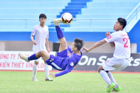 Cú vô lê của cầu thủ XSKT Vĩnh Long trong trận thắng 5-0 trước Trẻ TP Hồ Chí Minh.
