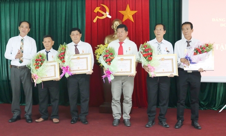 Đảng ủy Khối Cơ quan và Doanh nghiệp tỉnh trao Huy hiệu Đảng cho những đảng viên đã có nhiều cống hiến cho sự nghiệp của Ðảng.