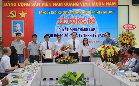 Đồng chí Trần Xuân Thiện- Tỉnh ủy viên, Bí thư Đảng ủy Khối Cơ quan và Doanh nghiệp tỉnh- trao quyết định thành lập Chi bộ cơ sở Công ty TNHH Tỷ Bách. 