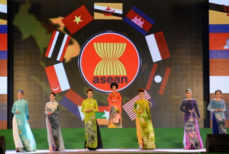 Trình diễn trang phục tại Tuần lễ ASEAN 2018 (Ảnh: KT).