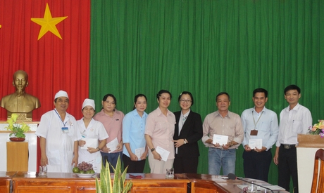 Phó Chủ tịch UBND tỉnh- Nguyễn Thị Quyên Thanh trao quà cho thành viên các gia đình người có công đang công tác trong ngành y tại huyện Vũng Liêm.