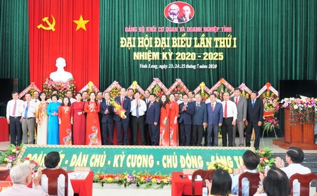  Bí thư Tỉnh ủy- Trần Văn Rón tặng hoa chúc mừng BCH Đảng bộ Khối Cơ quan và Doanh nghiệp tỉnh nhiệm kỳ 2020- 2025.