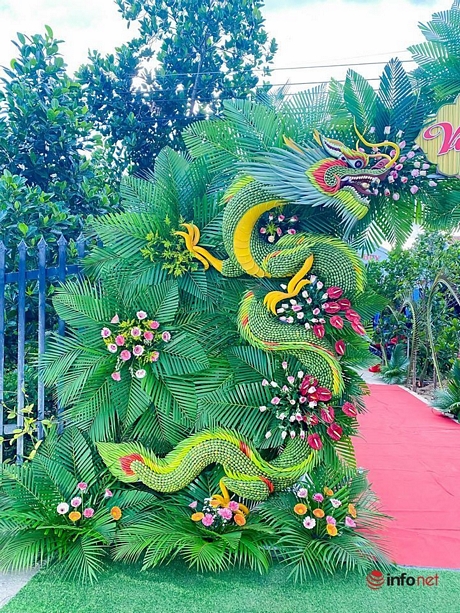 Tạo hình con rồng được trang trí tỉ mỉ ở chiếc cổng cưới.