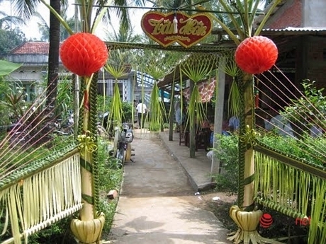 Nhiều người chọn cách trang trí cổng cưới lá dừa đơn giản hơn.