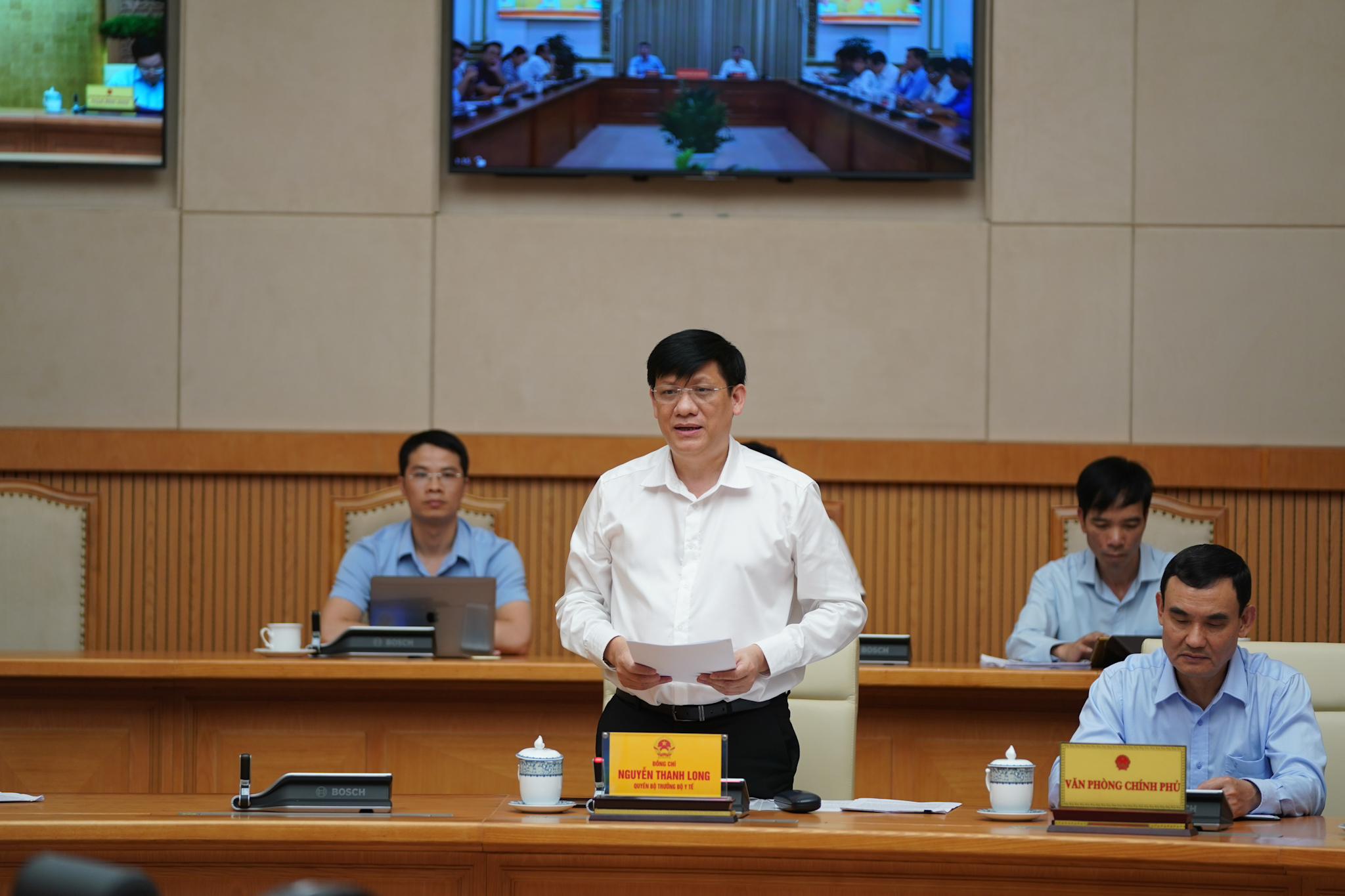 Quyền Bộ trưởng Y tế Nguyễn Thanh Long phát biểu tại cuộc họp
