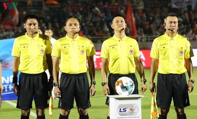 Các trọng tài điều khiển trận đấu giữa CLB TP.HCM và Hà Nội FC đã có nhiều quyết định gây tranh cãi. (Ảnh: Minh Hoàng). 