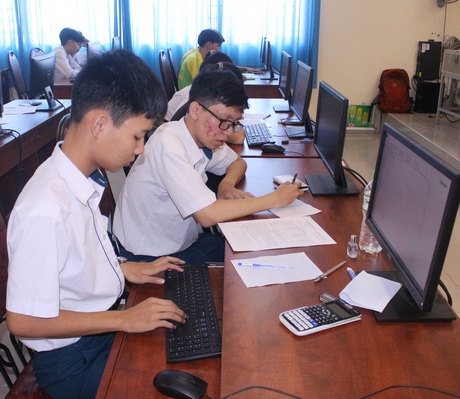 Học sinh khối THPT tham gia dự thi trên máy tính