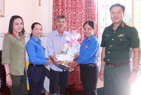 Phó Bí thư Tỉnh Đoàn Nguyễn Thụy Yến Phương thăm hỏi và tặng quà cho gia đình ông Võ Thành Tư