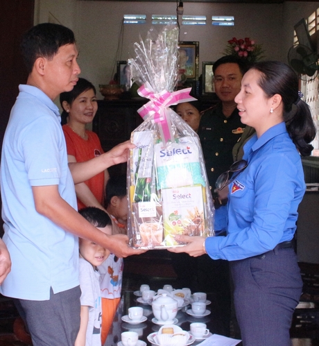 Thăm hỏi và tặng quà cho gia đình cựu cán bộ Tỉnh Đoàn Trần Thị Minh Phương