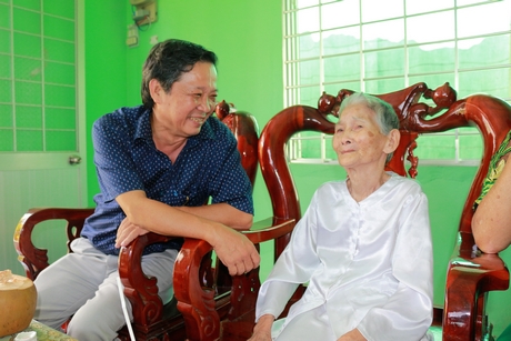 Ông Nguyễn Hữu Khánh- Tổng Biên tập Báo Vĩnh Long thăm hỏi mẹ Việt Nam anh hùng Nguyễn Thị Bông.