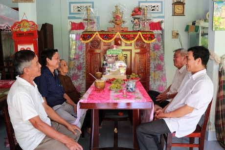 Báo Vĩnh Long và UBND xã Trung Hiệp thăm hỏi Mẹ Việt Nam anh hùng Phan Thị Khéo.
