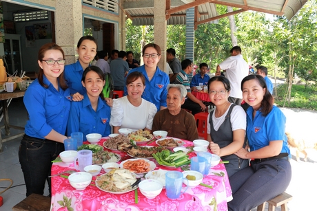Bữa cơm nghĩa tình với Mẹ Việt Nam anh hùng Phan Thị Khéo.