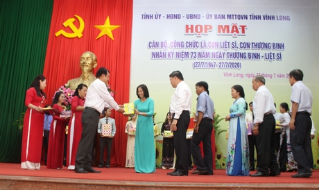 Bí thư Tỉnh ủy- Trần Văn Rón và Phó Bí thư Tỉnh ủy, Chủ tịch UBND tỉnh- Lữ Quang Ngời trao quà cho cán bộ, công chức là con liệt sĩ, con thương binh.