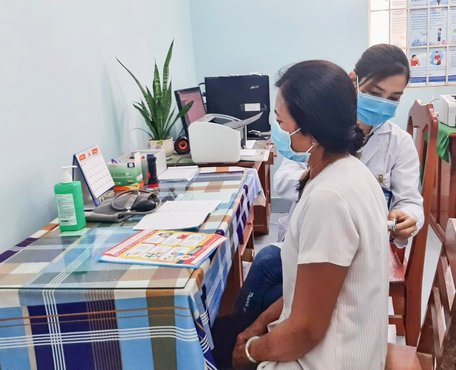 Khi bị sốt ho, khó thở, người dân nên mang khẩu trang đến ngay cơ sở y tế để khám và điều trị.