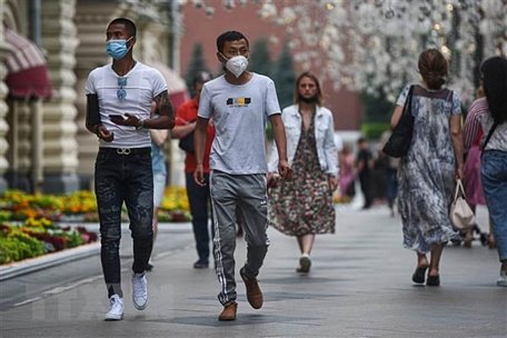 Người dân đeo khẩu trang phòng lây nhiễm COVID-19 tại Moskva, Nga ngày 13/7/2020. (Nguồn: THX/TTXVN)